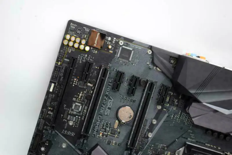 Asus STRIXZ270EGAMING-emolevy