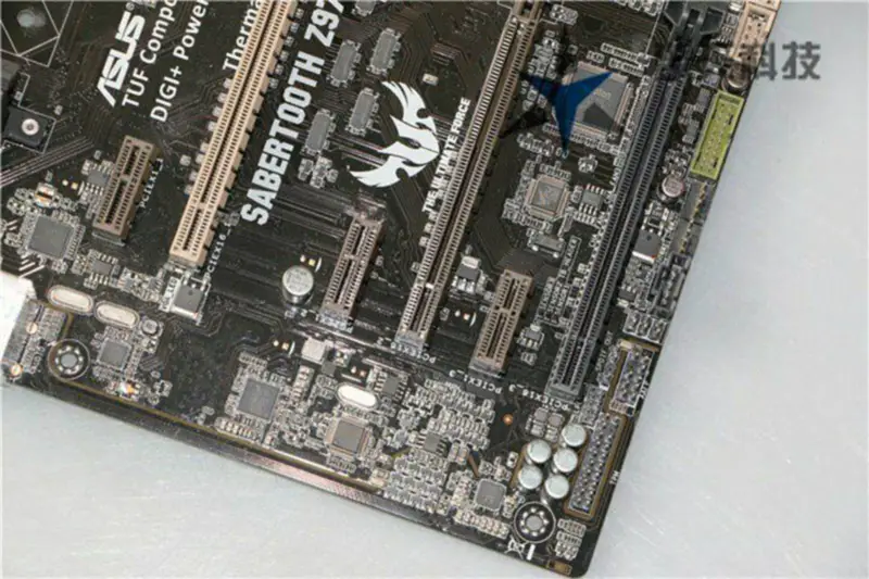Asus SABERTOOTHZ97 -emolevy