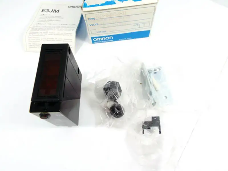 OMRON E3JM-R4R4T-G-33 valosähköinen anturi