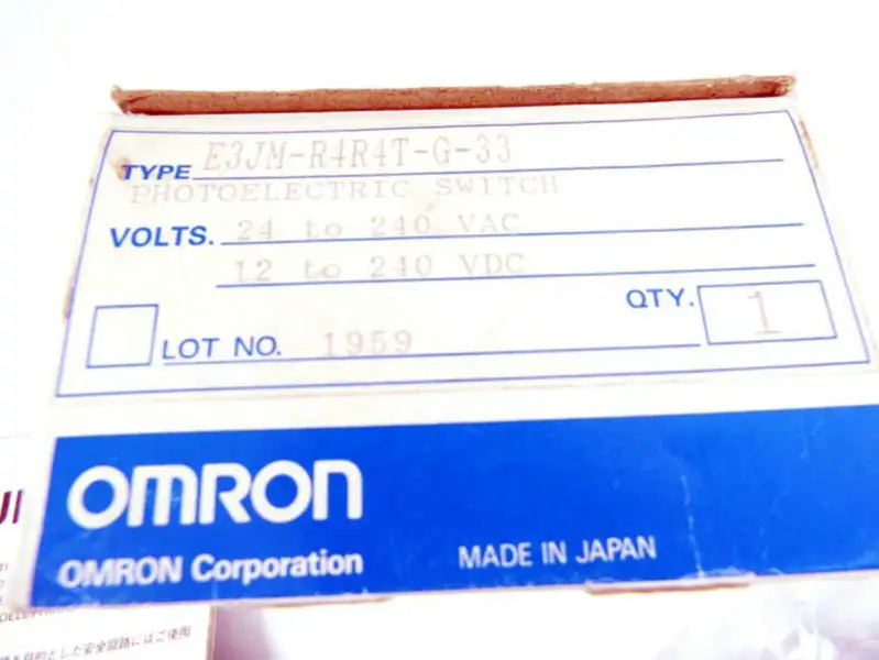 OMRON E3JM-R4R4T-G-33 valosähköinen anturi
