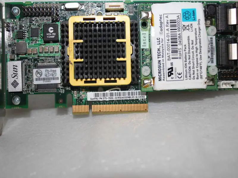 SUN 375-3536 PCI-E SAS RAID-kortti, jossa on akku, PCI-E SAS RAID-kortti ja akku