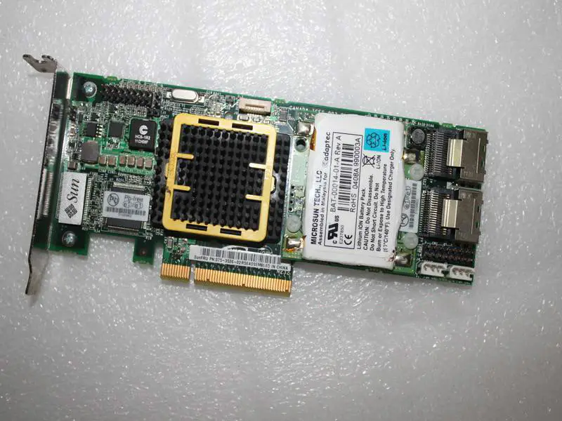 SUN 375-3536 PCI-E SAS RAID-kortti, jossa on akku, PCI-E SAS RAID-kortti ja akku
