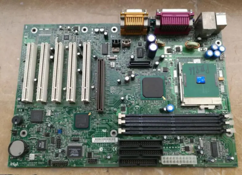 Intel D815EEA -teollisuuslaitteiden emolevy
