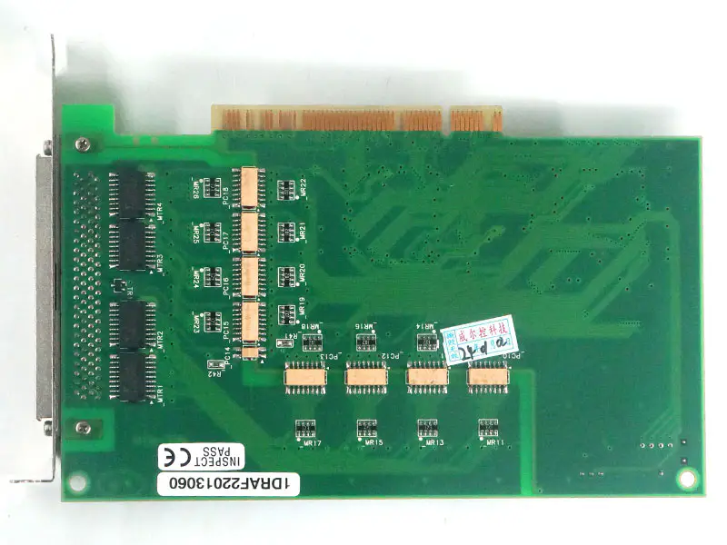 CONTEC-kortti CONTEC PIO-32/32L(PCI) Eristetty digitaalinen I/O-kortti nro 7097A emolevyllä.