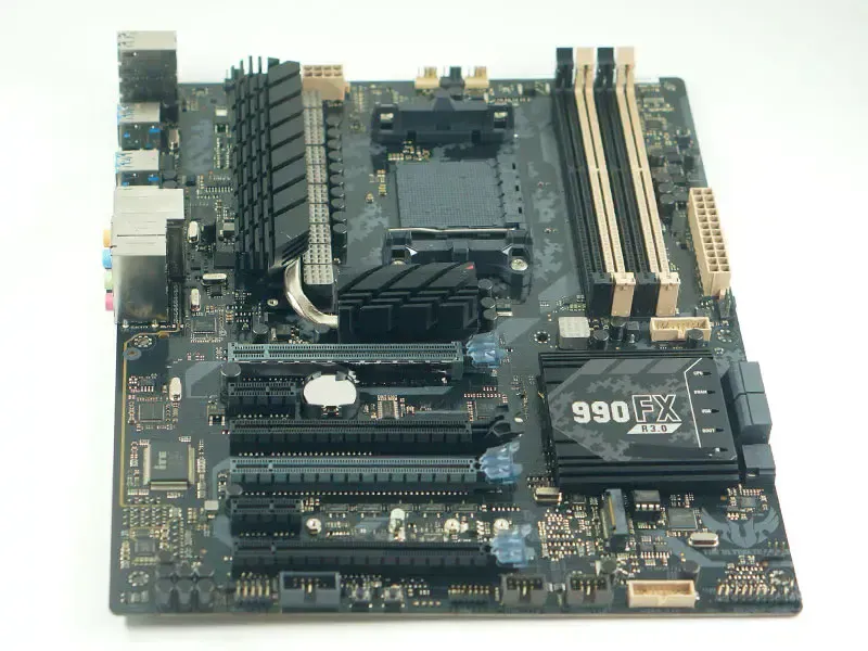 Asus TUF SABERTOOTH 990FX R3.0 emolevy
