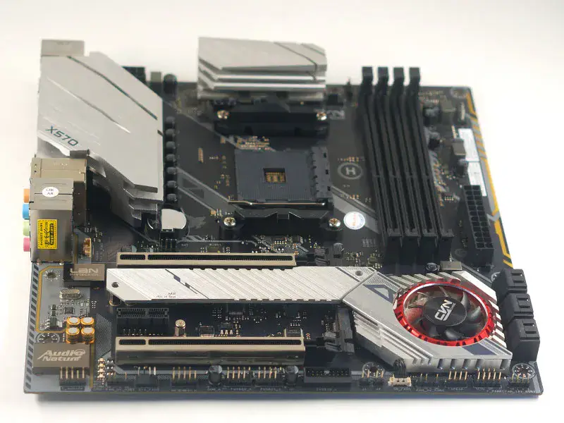 Värikäs CVN X570M GAMING PRO V14 -emolevy (CVN X570M)