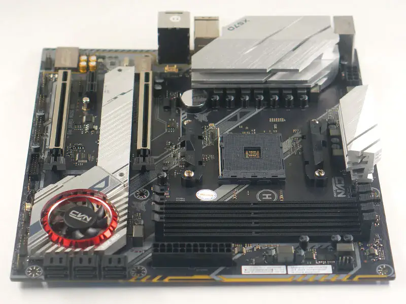 Värikäs CVN X570M GAMING PRO V14 -emolevy (CVN X570M)