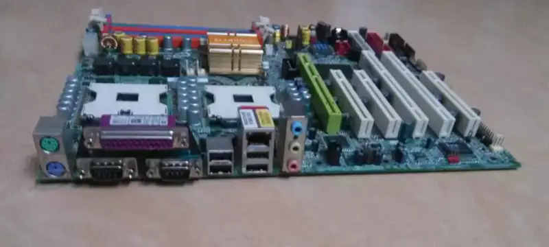 Gigabyte 8IKHDW -emolevy