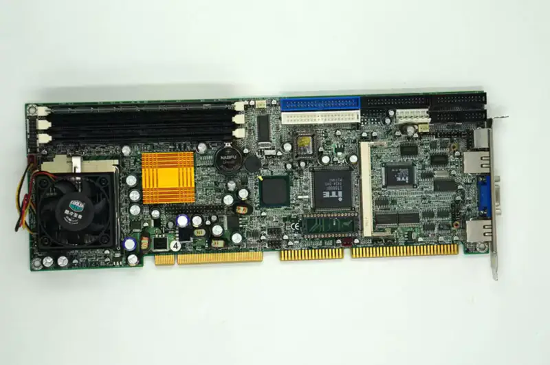 Ibase teollisuusemolevy IB745, jossa CPU RAM ja FAN