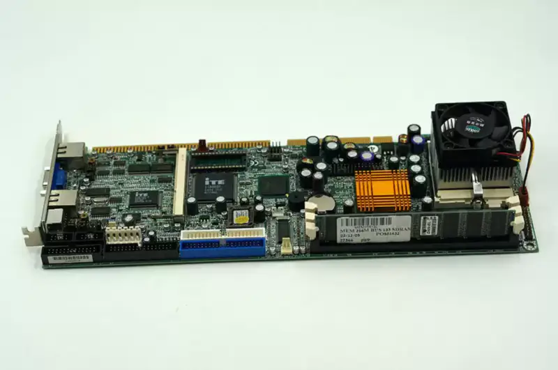 Ibase teollisuusemolevy IB745, jossa CPU RAM ja FAN