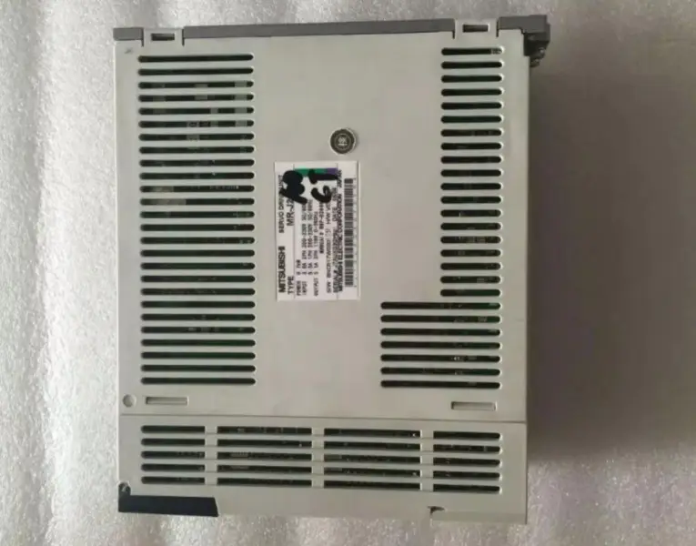Mitsubishi MR-J2-100CT MRJ2100CT Servo Drive -taajuusmuuttaja