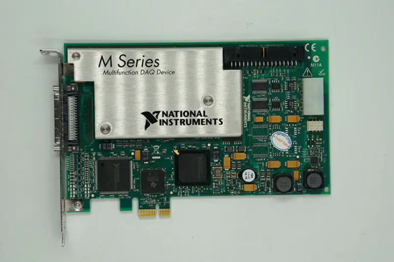 NI PCIE-6251 DAQ-kortti