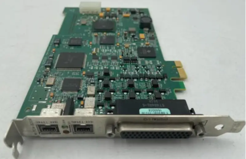 NI PCIe-8255R DAQ-kortti, jossa on 1394B-liitäntä