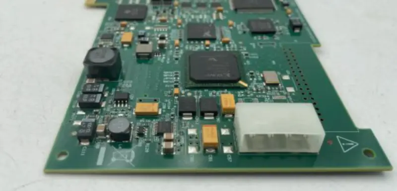 NI PCIe-8255R DAQ-kortti, jossa on 1394B-liitäntä