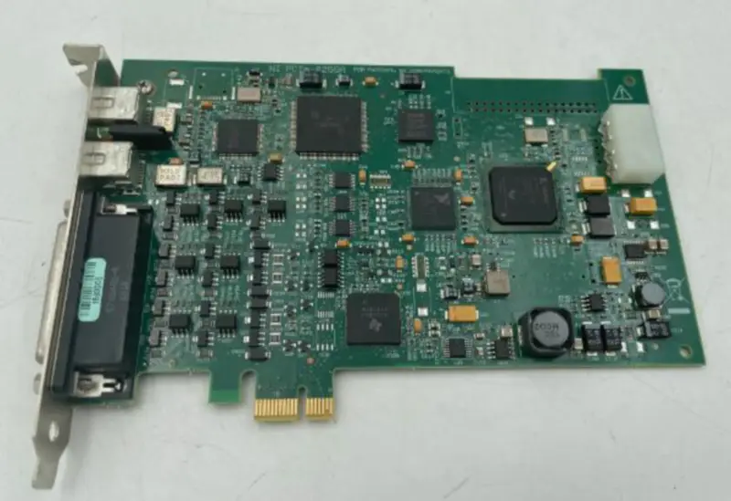 NI PCIe-8255R DAQ-kortti, jossa on 1394B-liitäntä
