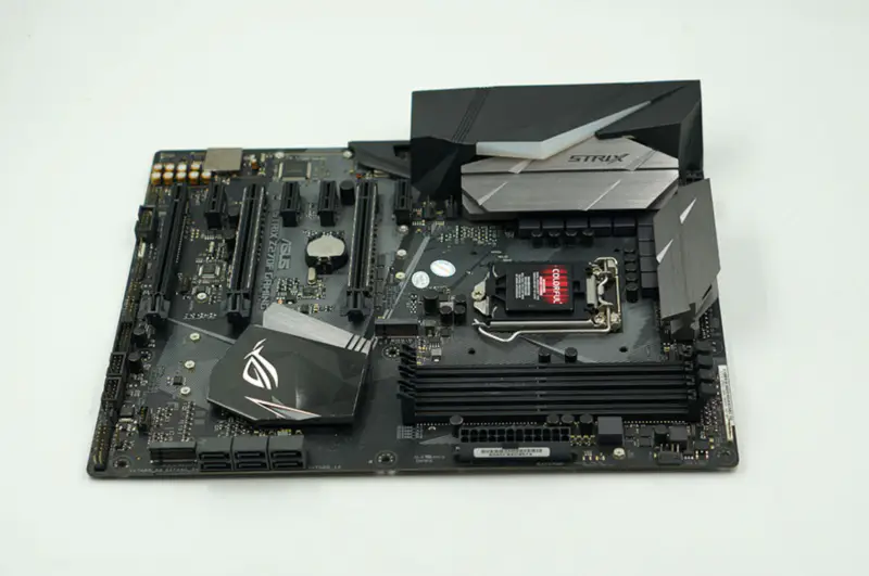 Asus ROG STRIX Z270F GAMING -pöytäemolevy Asus ROG STRIX Z270F GAMING -pöytäemolevy