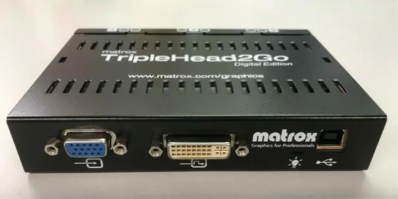 Matrox TripleHead2Go Digital T2G-D3D-IF -moninäyttösovitin Matrox TripleHead2Go Digital T2G-D3D-IF -moninäyttösovitin
