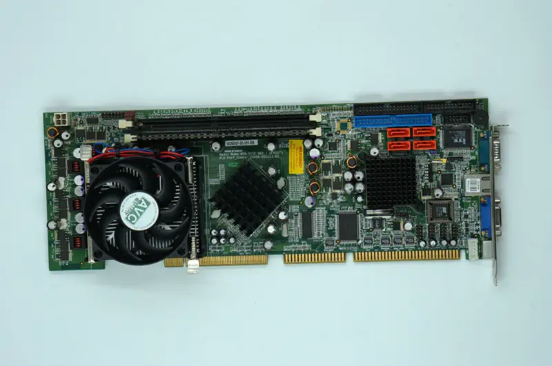 IEI:n teollinen emolevy WSB-9150-R10, jossa on CPU RAM-muisti ja tuuletin