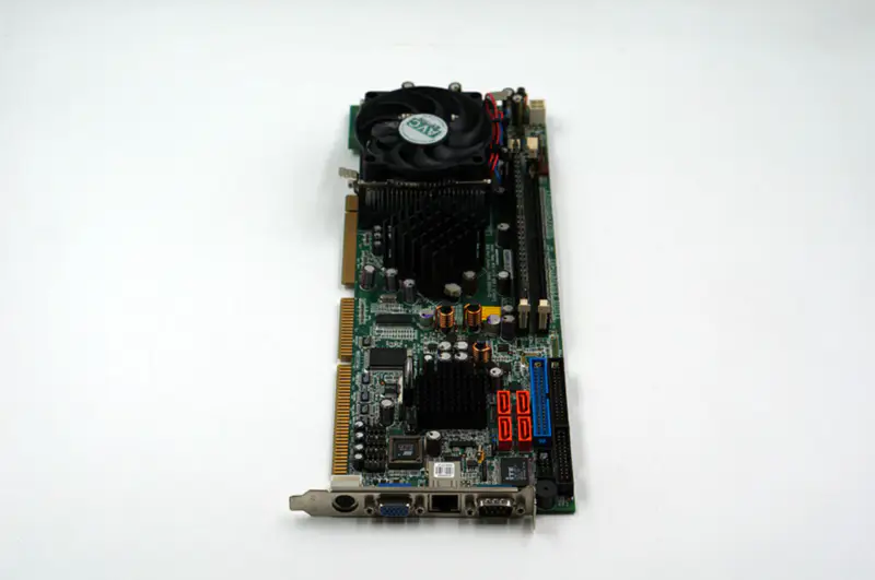 IEI:n teollinen emolevy WSB-9150-R10, jossa on CPU RAM-muisti ja tuuletin
