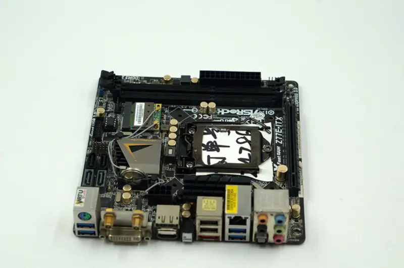 Asrock Z77E-ITX-emolevy Z77 LGA1155 Mini-ITX